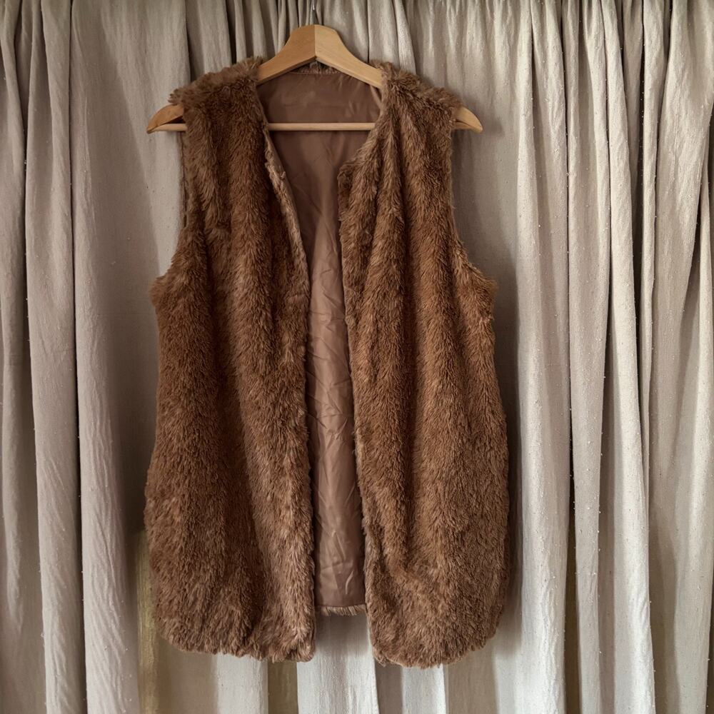 Betsey Johnson Faux Fur Vest M Brown Tan Open Front Lined Satin Soft Cozy Boho - Picture 1 of 6